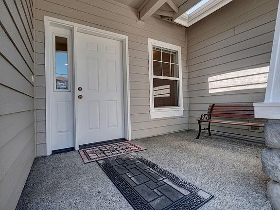 3rd image of 1914 Grandview Dr W