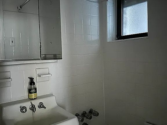 5th image of 311 E 90th St APT 4D