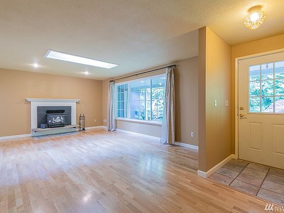 Tile Entry & Wood Floors