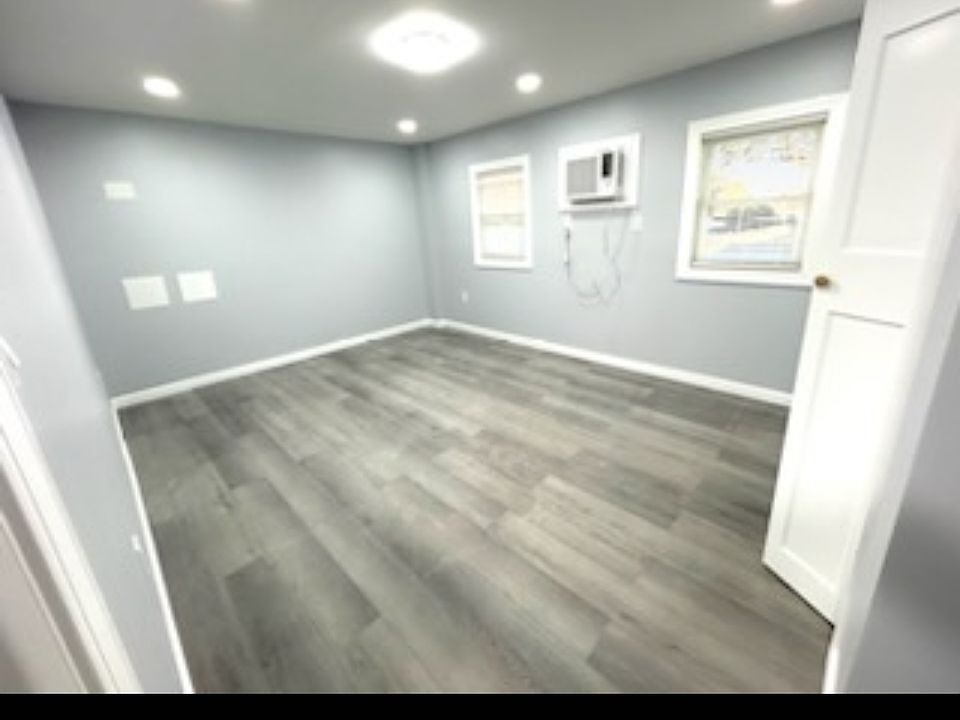 1st image of 1812 Berwyn St Floor Basement