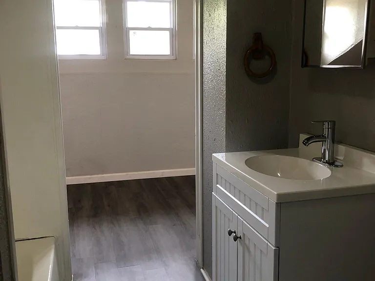 917 W Iowa Ave #C — Photo 9