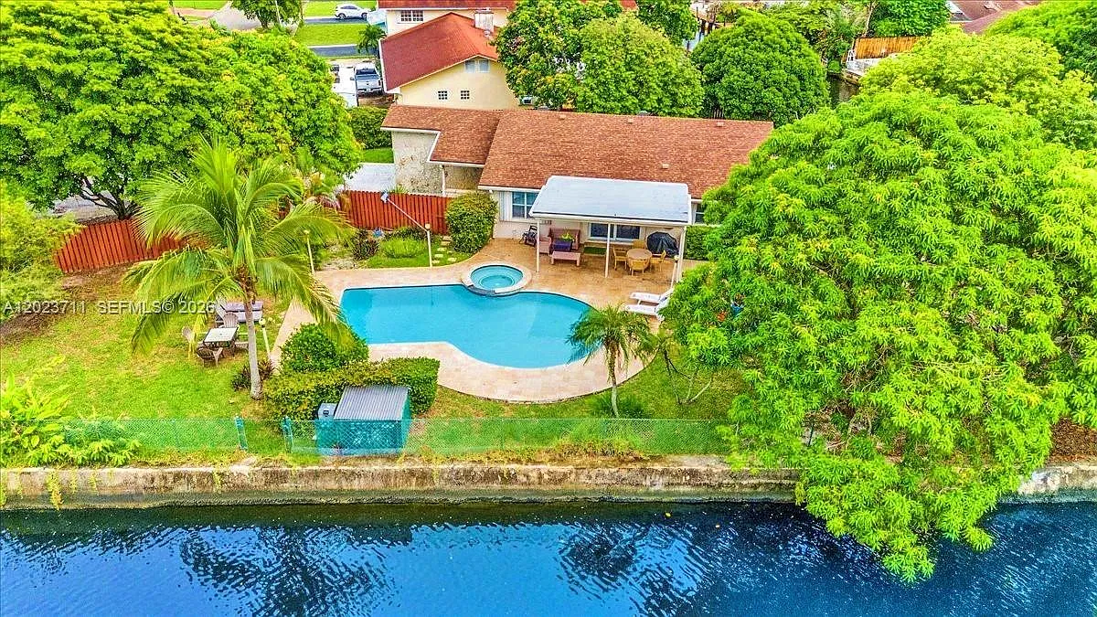 Hollywood Isles Add — Photo 2