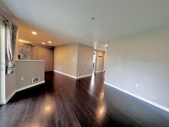 3rd image of 11920 98th Ave NE APT 302