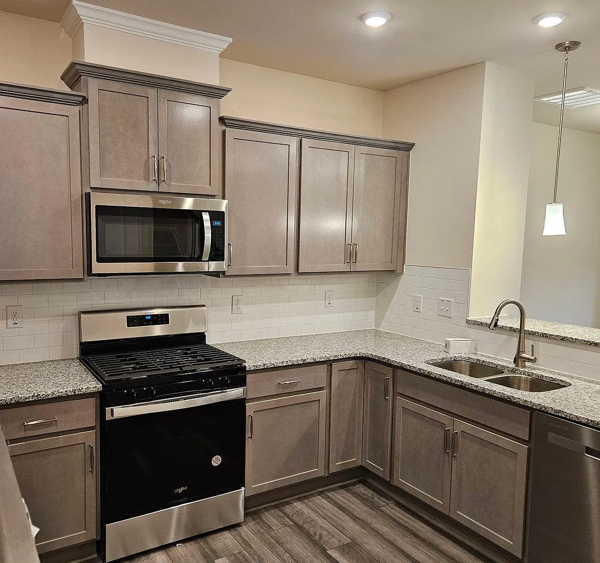 3 bed, 2.5 bath, 1735 sqft, $1,895 — Photo 2