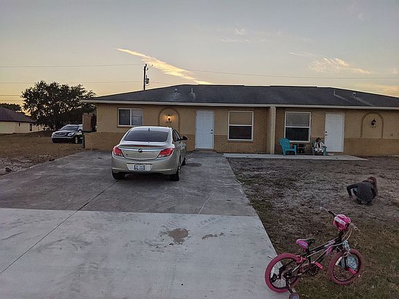 2nd image of 1010/1012 NE 8th Pl