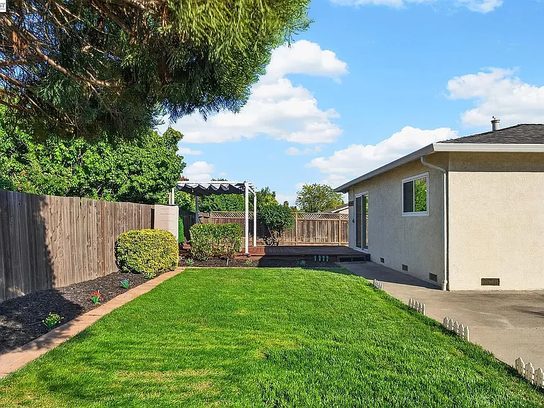 9792 Broadmoor Dr — Photo 13