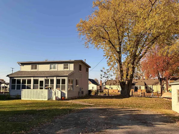 7820 Wagner Ln, Fair Haven, MI 48023