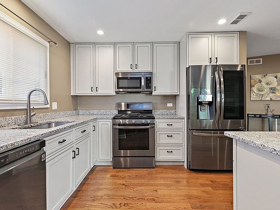 4th image of 1708 Lakecliffe Dr APT D