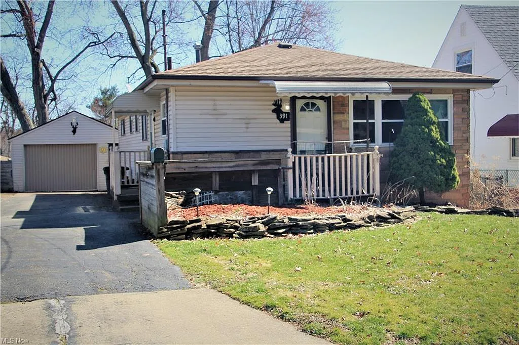 391 Moody St photo 1