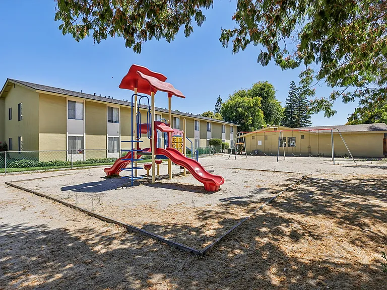 The Foothills Apartments — Photo 15