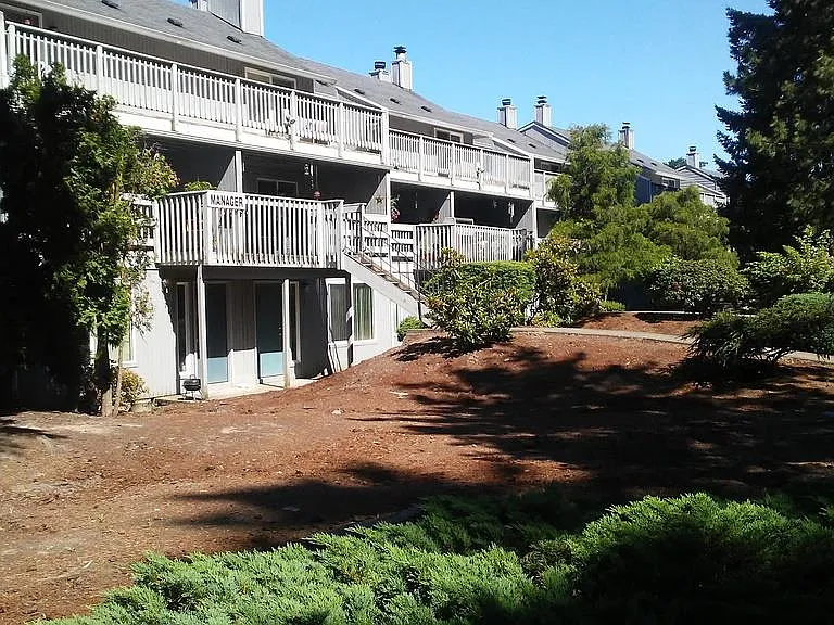 Hallmark Apartments — Photo 2
