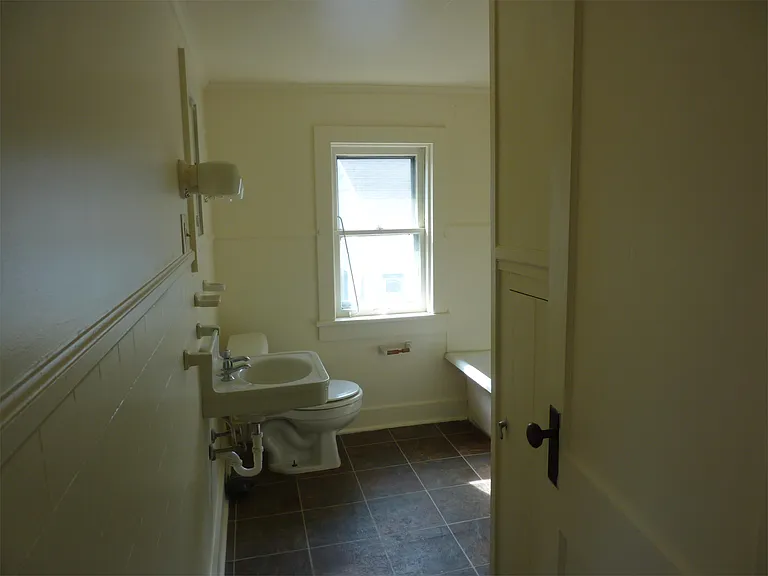 218 1/2 E Jackson St — Photo 5