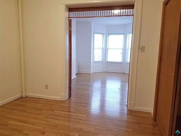 5th image of 190 32nd St #3