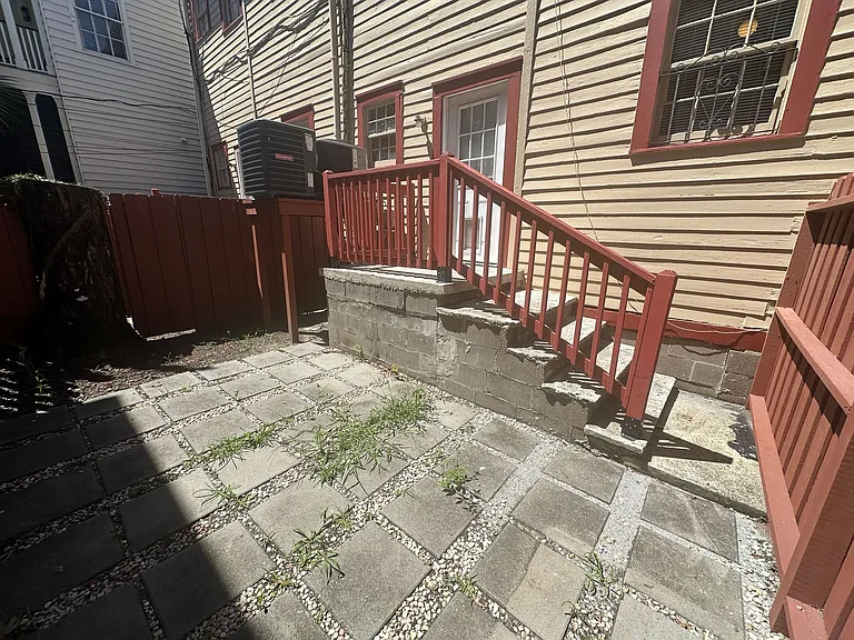 303 W Waldburg St — Photo 20