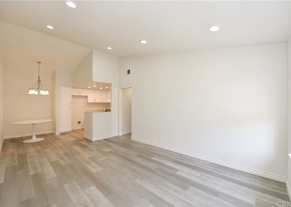 1st image of 50 Alicante Aisle #91