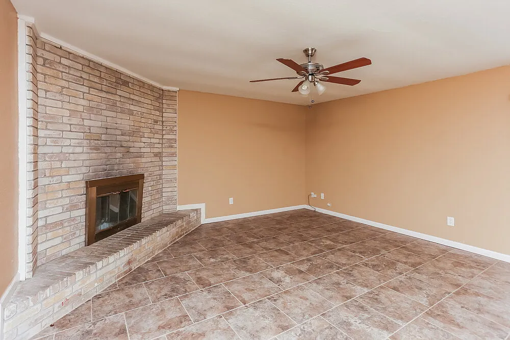 3 bed, 2.0 bath, 1417 sqft, $2,010 — Photo 3