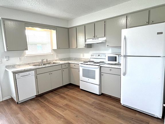 3rd image of 902 SE H St #B