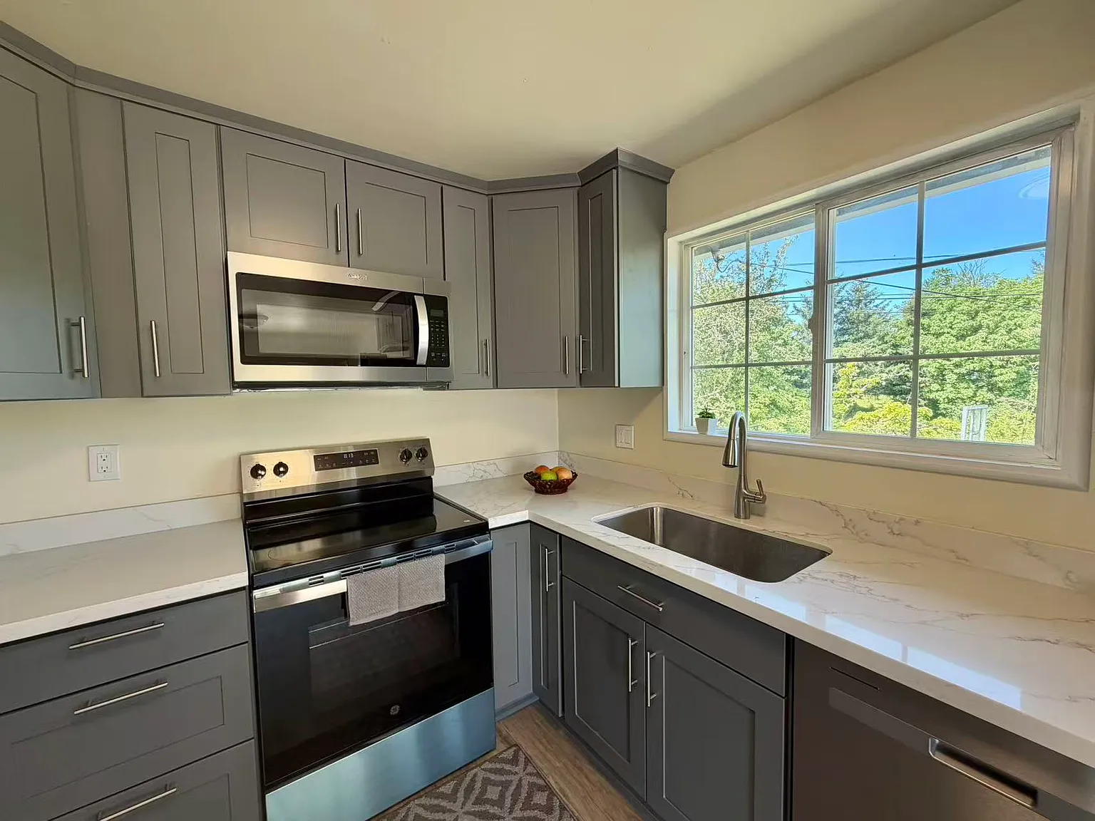 4 bed, 2020 sqft, $3,000 — Photo 3