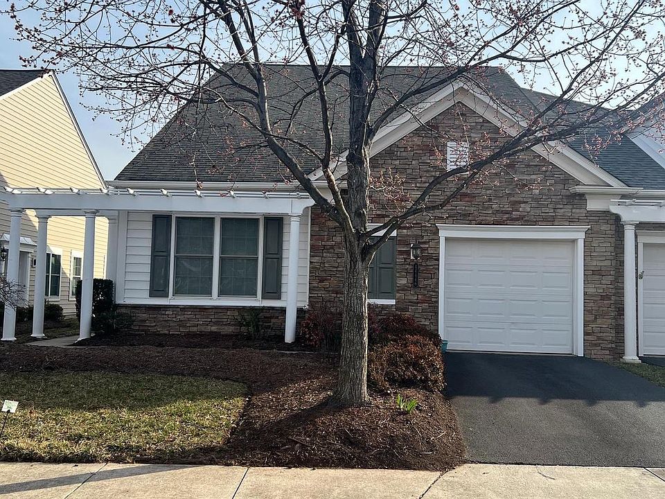 1st image of 44446 Oakmont Manor Sq
