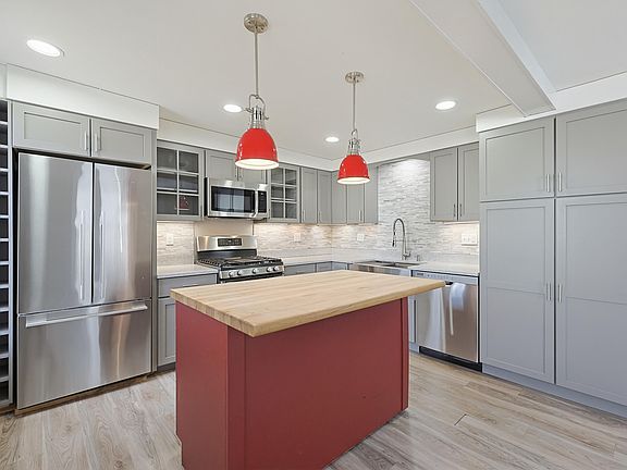 4th image of 8 Grand Street