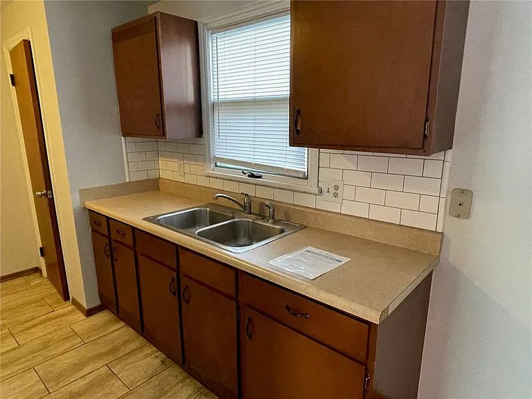 214 E Spruce St — Photo 3