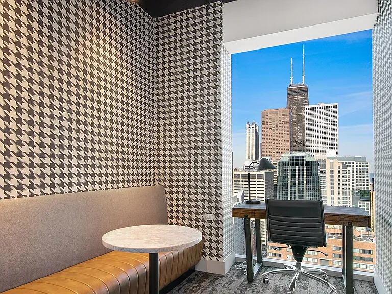 Aston Chicago — Photo 40