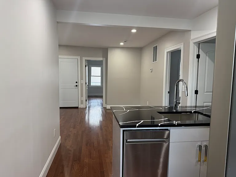 24 Dean St — Photo 27
