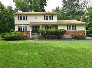 1 Roble Rd, Suffern, NY 10901