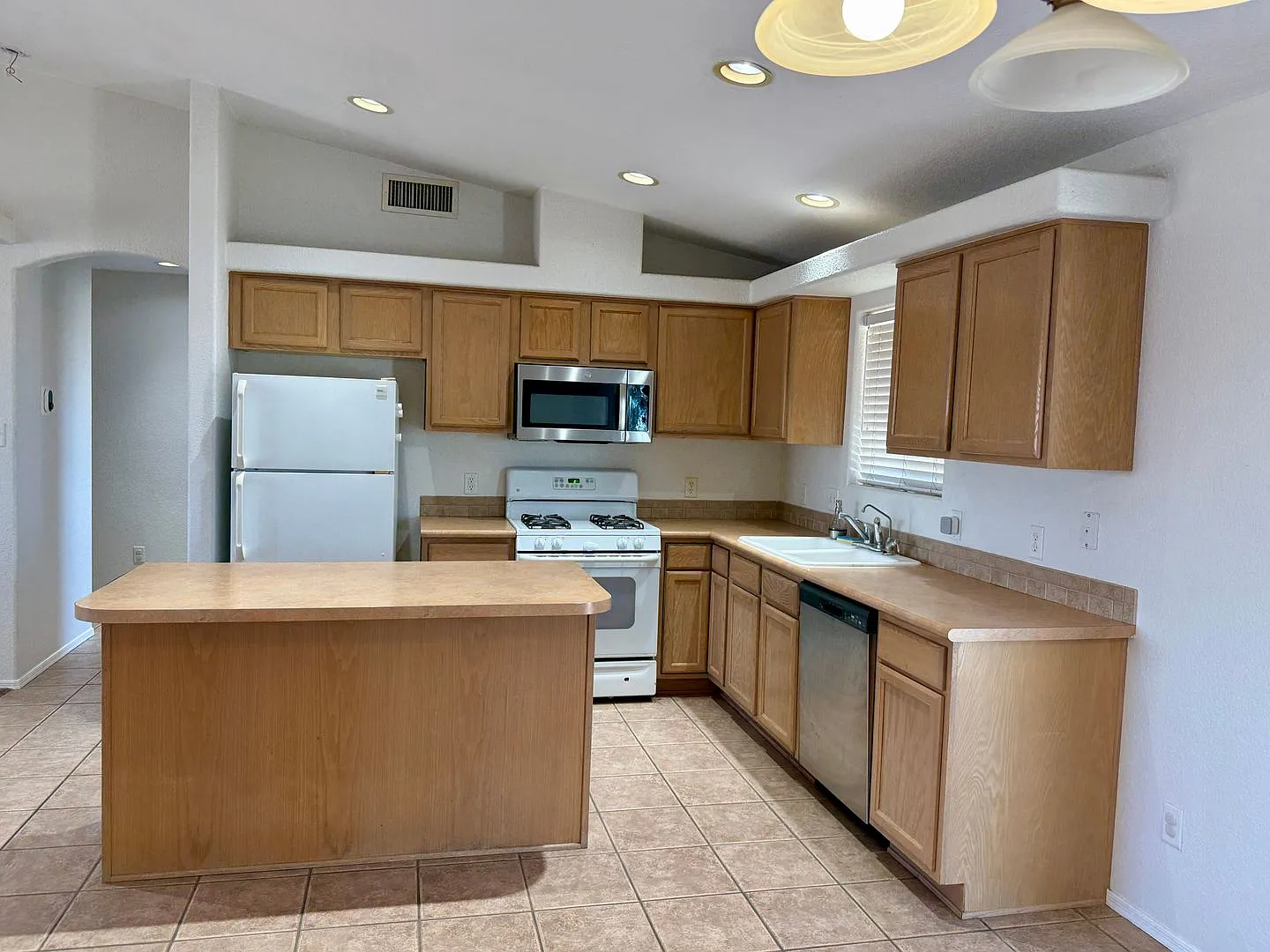 Cul-De-Sac Home 11800 Eclipse Ct — Photo 4