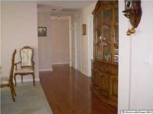 4th image of 209 Prince Charles Dr