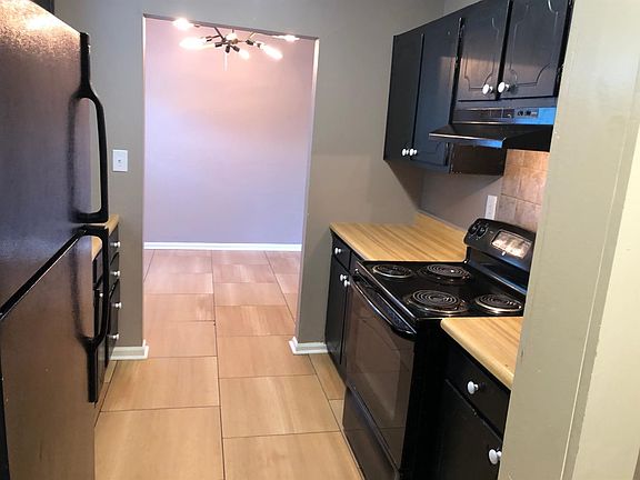 3rd image of 205 Hedgewood Ct
