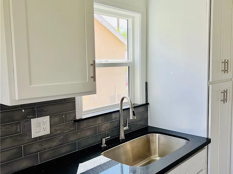 425 Grand Ave — Photo 8