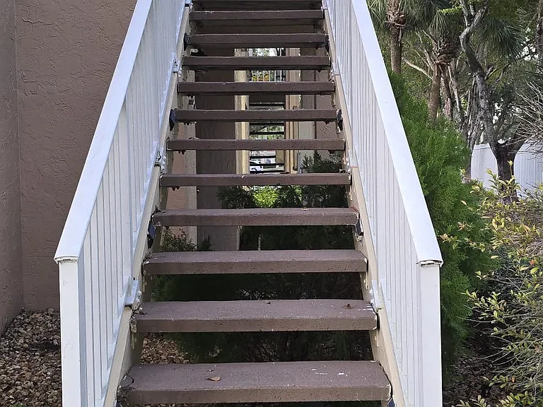 Full stairway private entry