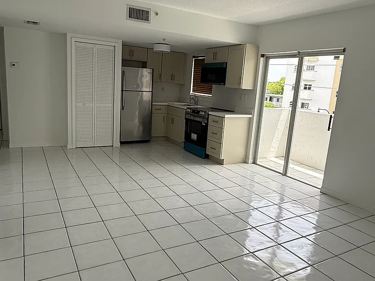 3052 SW 27th Ave #404 — Photo 2