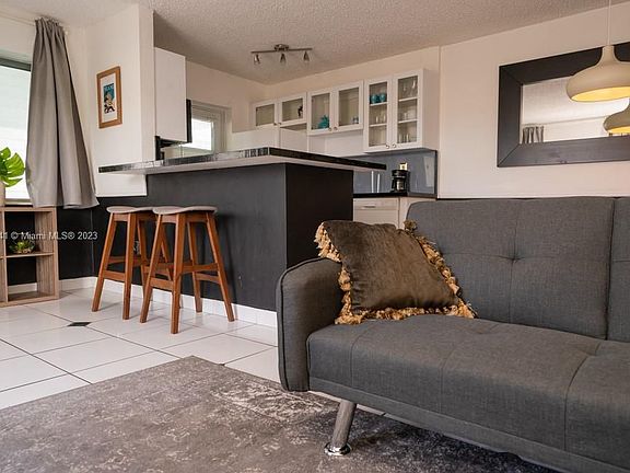 2nd image of 900 6th St APT 16