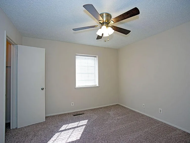 114 E Amherst Dr #A — Photo 11