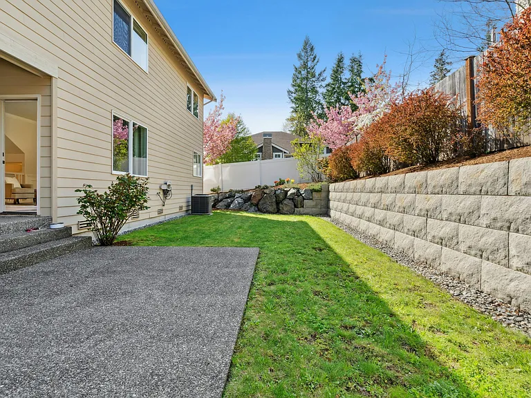 22704 SE 51st St — Photo 44