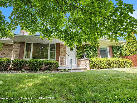 2nd image of 2782 Roseland Ave