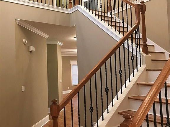2nd image of 124 Lochmere Ln