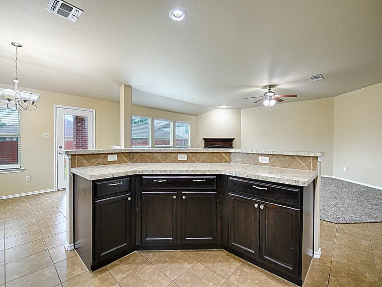 1213 Lambert Dr — Photo 7