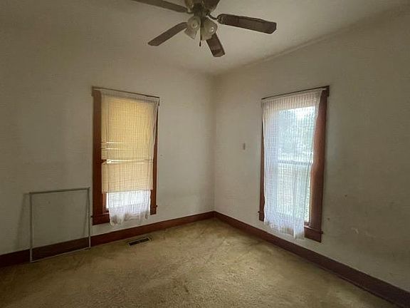 4th image of 712 W 1st St
