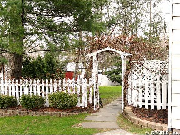3rd image of 28 Ambleside Dr