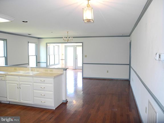 4th image of 121 Southern Oak Dr