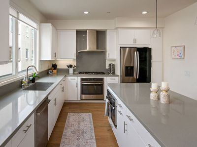 660 N Gramercy Pl, Los Angeles, CA, 90004