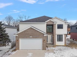 2911 Walsh Dr, Rochester Hills, MI 48309