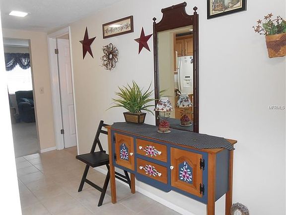 Nice wide hallway in entryway