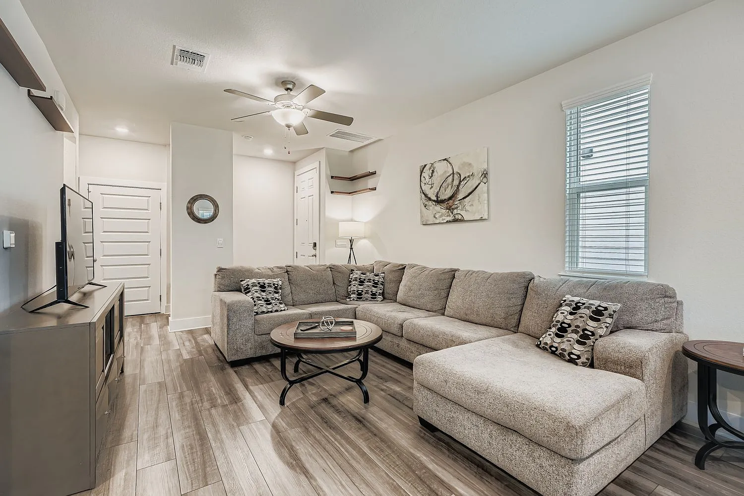 3 bed, 1646 sqft, $6,286 — Photo 4