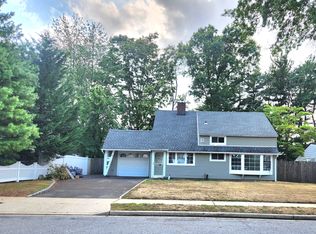18 Bamboo Ln, Hicksville, NY 11801