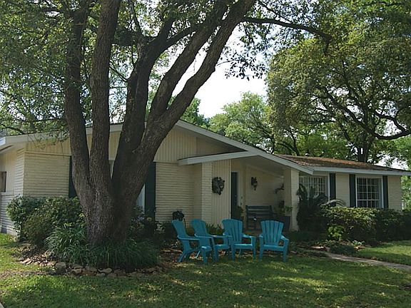 2nd image of 6267 Meadow Lake Ln