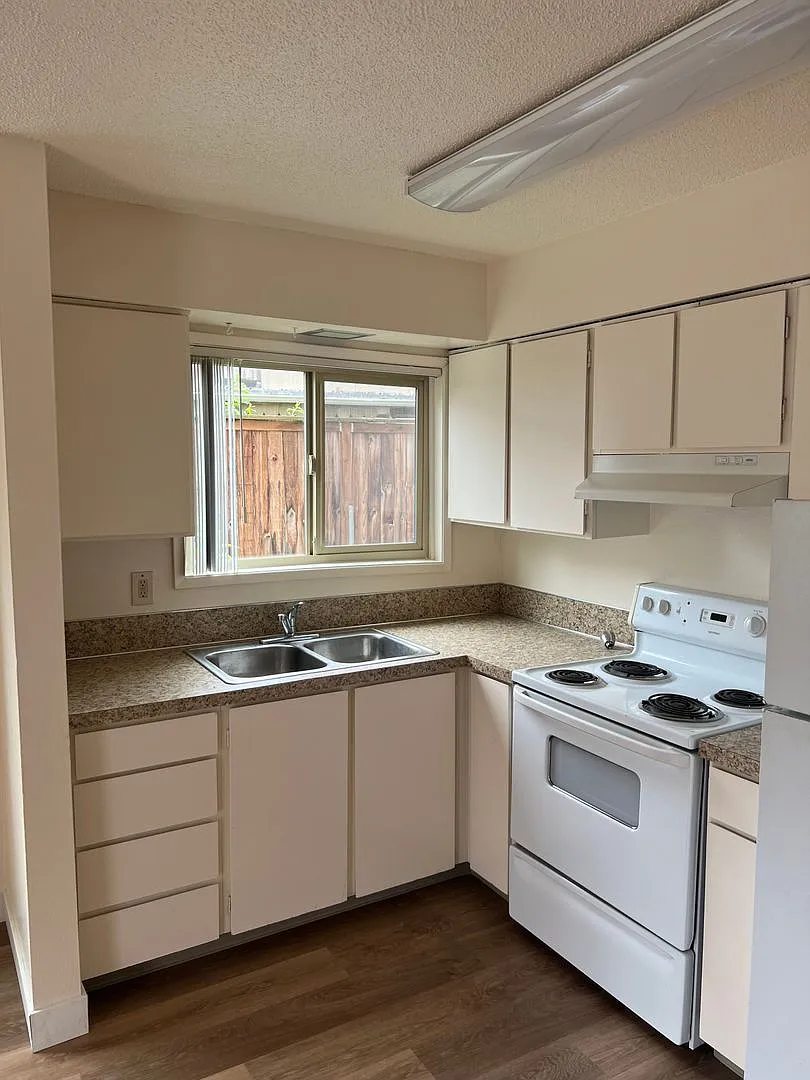 #167 Francis Street Apartments — Photo 2